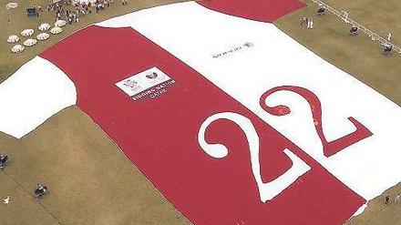 Nummer 22 liegt. Ein riesiges Trikot wirbt für Katars WM-Bewerbung. Foto: AFP