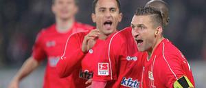 Unions Kapitän Mattuschka (r.) fällt gegen Ingolstadt ausfällt.