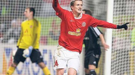 Endlich wieder ein Tor. André Schürrle feiert seinen Treffer gegen Nürnberg. Foto: AFP