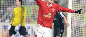 Endlich wieder ein Tor. André Schürrle feiert seinen Treffer gegen Nürnberg. Foto: AFP