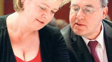 Soziales Netzwerk. Die Linken-Bundesvorsitzende Gesine Lötzsch und Berlins früherer Wirtschafts- und Frauensenator Gregor Gysi surften am Sonnabend auf dem Berliner Parteitag gemeinsam im Internet. Foto: dpa/Krumm