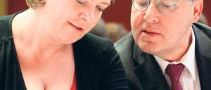 Soziales Netzwerk. Die Linken-Bundesvorsitzende Gesine Lötzsch und Berlins früherer Wirtschafts- und Frauensenator Gregor Gysi surften am Sonnabend auf dem Berliner Parteitag gemeinsam im Internet. Foto: dpa/Krumm