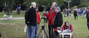 In der ersten Demo-Reihe: Robert Schrem (rechts unten) sendet den Protest per Webcam direkt ins Internet.
