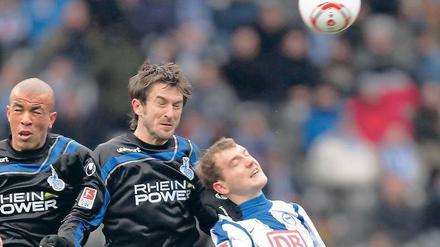 Duisburg springt höher. In luftiger Höhe verliert Herthas Neumann das Duell gegen Bajic (Mitte) und Soares. Foto: dpa