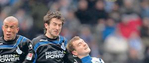 Duisburg springt höher. In luftiger Höhe verliert Herthas Neumann das Duell gegen Bajic (Mitte) und Soares. Foto: dpa