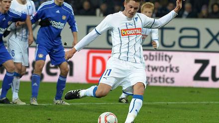 Nervenstark: Der Isländer Gylfi Sigurdsson drischt in der Nachspielzeit einen Elfmeter in den Dreiangel.