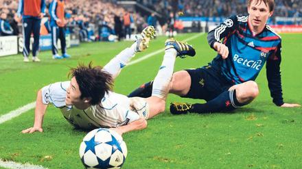 Rutsch ins Glück. Durch den 3:0-Sieg über Olympique Lyon haben sich Atsuto Uchida (links) und die anderen Schalker vorzeitig für das Achtelfinale der Champions League qualifiziert.