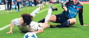Rutsch ins Glück. Durch den 3:0-Sieg über Olympique Lyon haben sich Atsuto Uchida (links) und die anderen Schalker vorzeitig für das Achtelfinale der Champions League qualifiziert. 