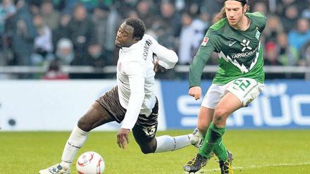 Aufsteiger im freien Fall. Gerald Asamoah (l.) und der FC St. Pauli laufen derzeit keinem Gegner davon. Foto: dpa