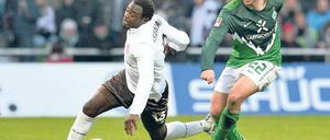Aufsteiger im freien Fall. Gerald Asamoah (l.) und der FC St. Pauli laufen derzeit keinem Gegner davon. Foto: dpa