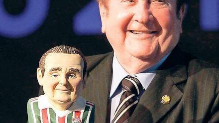 Sieht gut aus. Südamerikas Verbandschef Nicolas Leoz mit seinem Abbild. Foto: Reuters