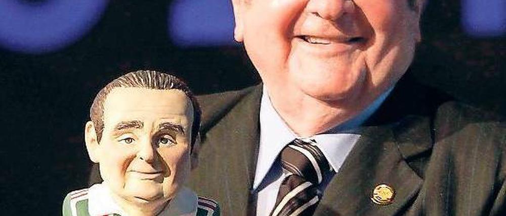 Sieht gut aus. Südamerikas Verbandschef Nicolas Leoz mit seinem Abbild. Foto: Reuters