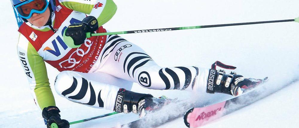 Angriff auf zwei Brettern. Viktoria Rebensburg attackiert die Riesenslalomstangen und fährt in Aspen auf Platz zwei. Foto: AFP