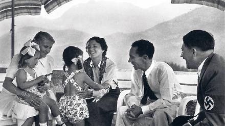 Ehe zu dritt. Magda (links) und Joseph Goebbels mit Hitler, Kindern und der Schauspielerin Jenny Jugo auf dem Obersalzberg 1937. Foto: akg-images