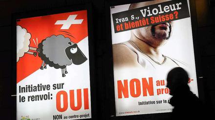 Wahlplakate für das schärfere Ausländerrecht in der Schweiz. 