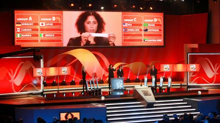 Steffi Jones, Präsidentin des Organisationskomitees der Fifa-Frauenfußball-WM 2011, verkündet die Ergebnisse der Auslosung.