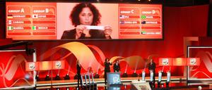 Steffi Jones, Präsidentin des Organisationskomitees der Fifa-Frauenfußball-WM 2011, verkündet die Ergebnisse der Auslosung.