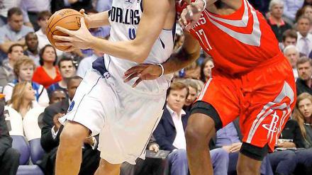 Nowitzki setzt sich gegen Rockets-Forward Hill durch. 