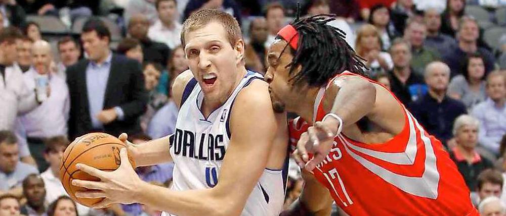 Nowitzki setzt sich gegen Rockets-Forward Hill durch.