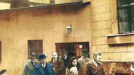 Zur Präsentation seines Films "Lichter der Großstadt" war Charlie Chaplin (mit Stock und Hut) 1931 zu Gast in Berlin. Markschiess van Trix ist der Junge im gelben Pullover.