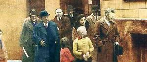 Zur Präsentation seines Films "Lichter der Großstadt" war Charlie Chaplin (mit Stock und Hut) 1931 zu Gast in Berlin. Markschiess van Trix ist der Junge im gelben Pullover.