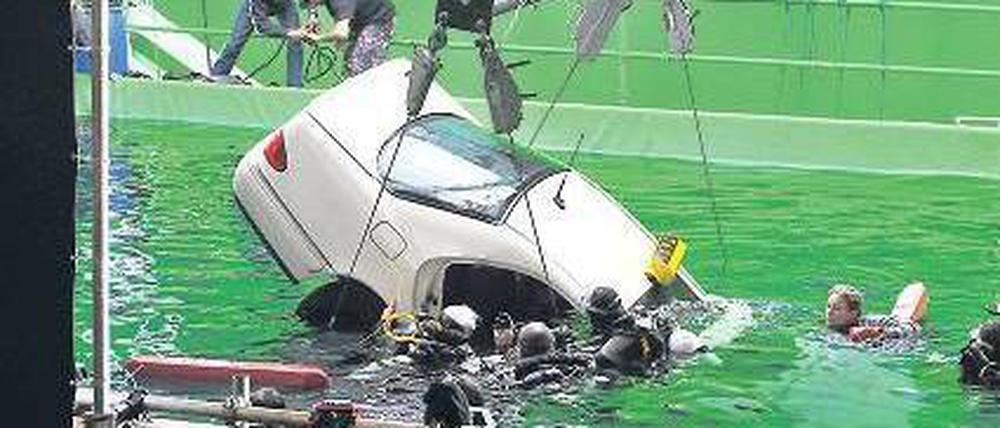 Abgetaucht. Filmregisseure können Autos in Babelsberg spektakulär versenken.