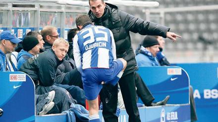 Der Trainer weist den Weg. Markus Babbel erklärt Marco Djuricin, was zu tun ist. Das muss er nun etwas intensiver tun.