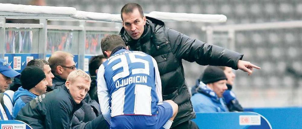 Der Trainer weist den Weg. Markus Babbel erklärt Marco Djuricin, was zu tun ist. Das muss er nun etwas intensiver tun.