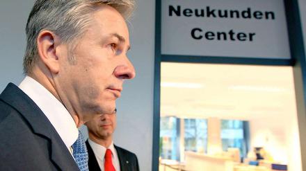 Klaus Wowereit auf seiner Tour durch die Bezirke im Jobcenter Neukölln.