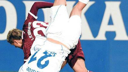 Sturzflug. Der Schalker Metzelder fällt über den Lauterer Ilicevic. 