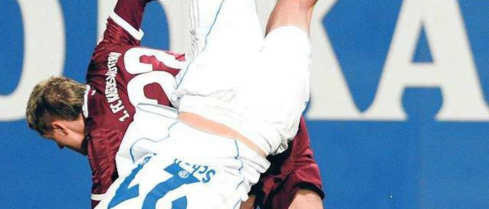 Sturzflug. Der Schalker Metzelder fällt über den Lauterer Ilicevic. 