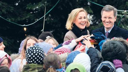 Heute Kinder, wird’s was geben. Bevor es abends zum Bundespresseball ging, illuminierten Bundespräsident Christian Wulff und seine Ehefrau Bettina vor dem Schloss Bellevue ihren Weihnachtsbaum. Kinder der katholischen St.-Paulus-Schule aus Moabit waren auch mit dabei. Die präsidiale Nordmanntanne stammt aus einem Privatforst bei Bremen.Foto: Oliver Lang/dapd