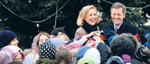 Heute Kinder, wird’s was geben. Bevor es abends zum Bundespresseball ging, illuminierten Bundespräsident Christian Wulff und seine Ehefrau Bettina vor dem Schloss Bellevue ihren Weihnachtsbaum. Kinder der katholischen St.-Paulus-Schule aus Moabit waren auch mit dabei. Die präsidiale Nordmanntanne stammt aus einem Privatforst bei Bremen.Foto: Oliver Lang/dapd