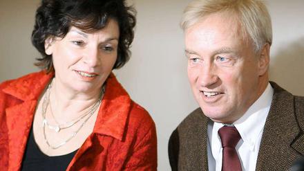 Ole von Beust (CDU) und die Grüne Christa Goetsch geben am 17.03.2008 rund drei Wochen nach der Bürgerschaftswahl in Hamburg nach der ersten Verhandlungsrunde über die erste schwarz-grüne Koalition auf Landesebene eine kurze Pressekonferenz. 