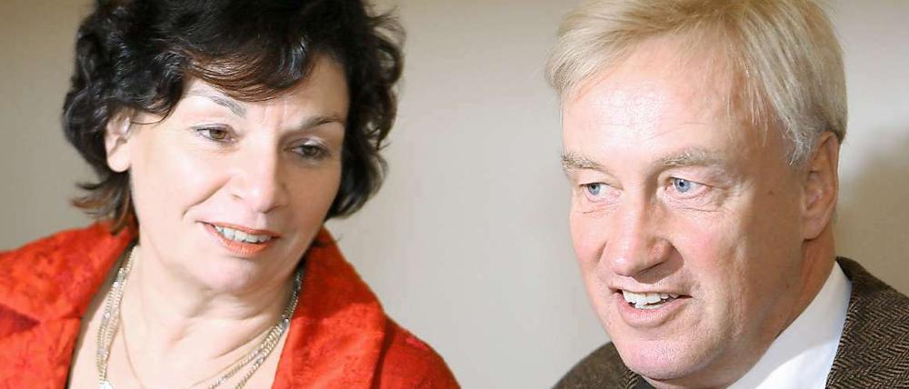 Ole von Beust (CDU) und die Grüne Christa Goetsch geben am 17.03.2008 rund drei Wochen nach der Bürgerschaftswahl in Hamburg nach der ersten Verhandlungsrunde über die erste schwarz-grüne Koalition auf Landesebene eine kurze Pressekonferenz.