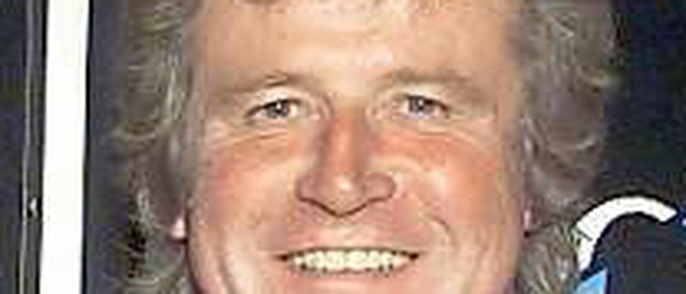 Der Schauspieler Peter Hofmann vor einem Plakat des Musicals "Phantom der Oper" in der Neuen Flora in Hamburg.