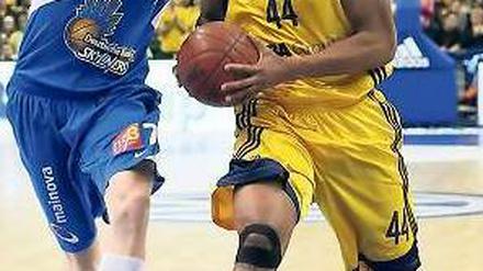 Spieler findet Rolle. Albas Bryce Taylor (r.) machte ein starkes Spiel. 