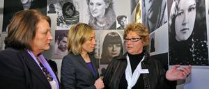 Die Bundesministerinnen Sabine Leutheusser-Schnarrenberger (l./FDP) und Kristina Schröder (M./CDU) unterhalten sich im früheren geschlossenen Jugendwerkhof in Torgau mit der Betroffenen Heidemarie Puls, die im Porträtraum auf ihr Foto zeigt.