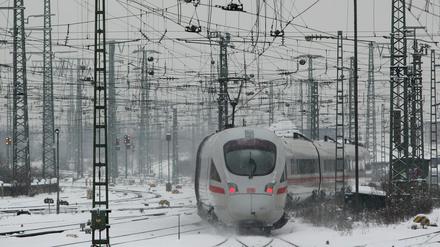 Das Winterwetter macht der Bahn zu schaffen.