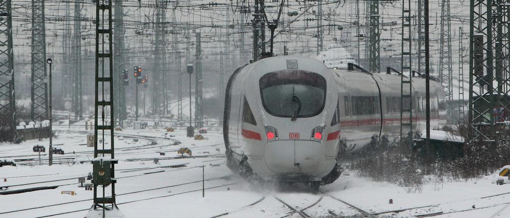 Das Winterwetter macht der Bahn zu schaffen.