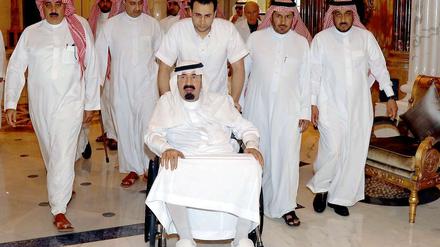 "Der Schlange den Kopf abschlagen": Saudi-Arabiens König Abdullah (vorn) wählt laut Wikileaks im Zusammenhang mit dem Iran deutliche Worte.