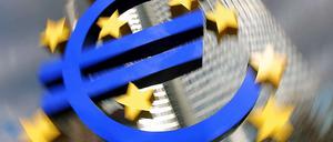 Euro in Turbulenzen. Die Europäischen Zentralbank (EZB) in Frankfurt am Main belässt den Leitzins auf Rekordtief.