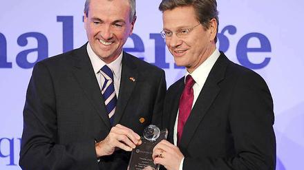Gute Miene: Bundesaußenminister Guido Westerwelle erhielt 2009 den Friedenspreis für die Menschen Deutschlands des Atlantic Council of the United States in Berlin von dem US-amerikanische Botschafter in Deutschland, Philip Murphy. Hinter den Kulissen fällt Murphy kein so freundliches Urteil über Westerwelle, wie aus Dokumenten hervorgeht, die von Wikileaks veröffentlicht werden.