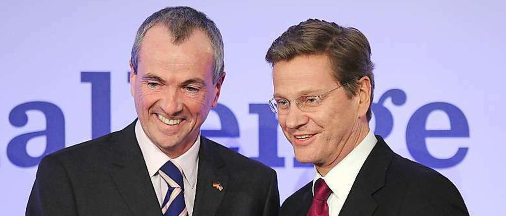 Gute Miene: Bundesaußenminister Guido Westerwelle erhielt 2009 den Friedenspreis für die Menschen Deutschlands des Atlantic Council of the United States in Berlin von dem US-amerikanische Botschafter in Deutschland, Philip Murphy. Hinter den Kulissen fällt Murphy kein so freundliches Urteil über Westerwelle, wie aus Dokumenten hervorgeht, die von Wikileaks veröffentlicht werden.