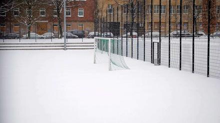 Auch die Fußballplätze in Berlin ruhen unter der Schneedecke, so wie hier am Anhalter Bahnhof. Der Ball rollt frühestens nächste Woche wieder.