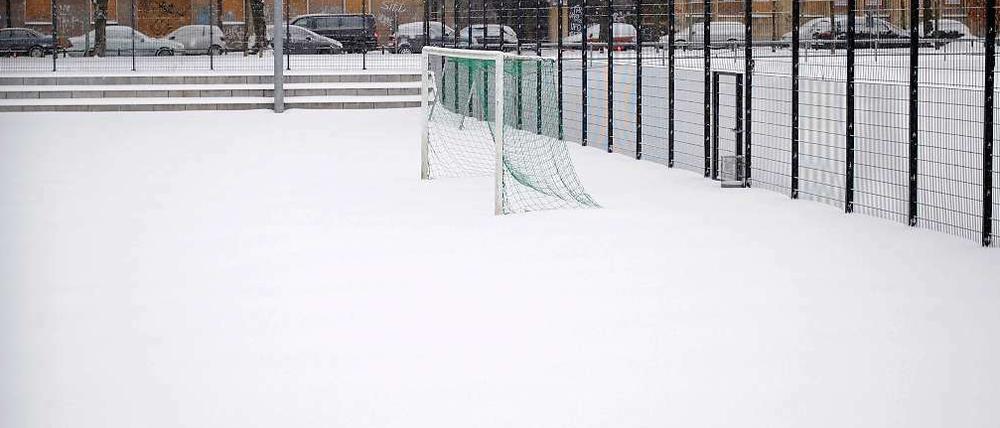 Auch die Fußballplätze in Berlin ruhen unter der Schneedecke, so wie hier am Anhalter Bahnhof. Der Ball rollt frühestens nächste Woche wieder.