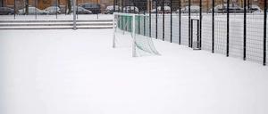 Auch die Fußballplätze in Berlin ruhen unter der Schneedecke, so wie hier am Anhalter Bahnhof. Der Ball rollt frühestens nächste Woche wieder.