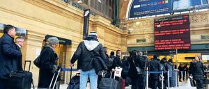 Winterfrust. Auf der Londoner Ringautobahn M 25 brachte der Schneefall den Verkehr in Kent zeitweilige zum Erliegen (links). Am Londoner Flughafen Gatwick ging für Passagiere am Donnerstag nichts mehr – der Airport blieb geschlossen (oben). Wer in Paris den Eurostar-Zug nehmen wollte, musste sich unterdessen auf lange Wartezeiten gefasst machen. Fotos: Reuters