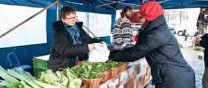 Marktlücke. Dörte (links) und Gerhard Ihler (hinten in der Mitte) verkaufen ihre selbst angebauten Lebensmittel aus der Uckermark auf dem Arkonaplatz in Mitte. Foto: Georg Moritz