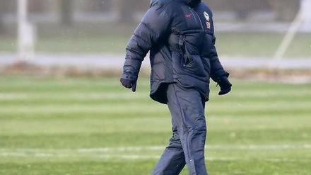 Herr über alle Bälle. Herthas Trainer Babbel arrangiert sich mit der sportlichen Lage und dem Berliner Winter. 